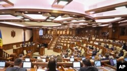 Премиерот на Молдавија Дорин Речеан им се обраќа на пратениците во Кишињев, Молдавија, архивска фотографија.