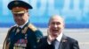 Министр обороны России Сергей Шойгу и президент России Владимир Путин. Москва, 9 мая, 2015 года