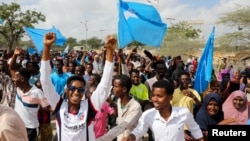 Somalezët marrin pjesë në një demonstratë pasi Izraeli u bë vendi i parë që e njohu zyrtarisht Republikën e vetëshpallur të Somalilandit si një shtet të pavarur dhe sovran.