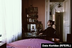 ალექსი თავის ოთახში ხატების კუთხესთან