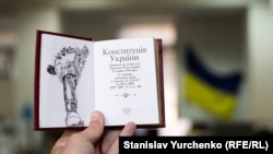 Конституцію ухвалили за одну ніч, але розробляли її кілька років