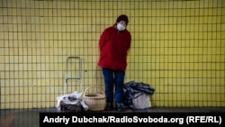 Élelmiszert áruló nyugdíjas nő a kijevi metróban, 2020. november 11-én.