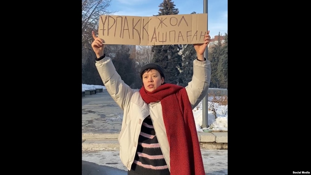 Активистка Гульбакыт Отебаева проводит одиночный пикет в поддержку арестованного сатирика Темирлана Енсебека. 27 января 2025 года. Скрин с видео движения Oyan, Qazaqstan