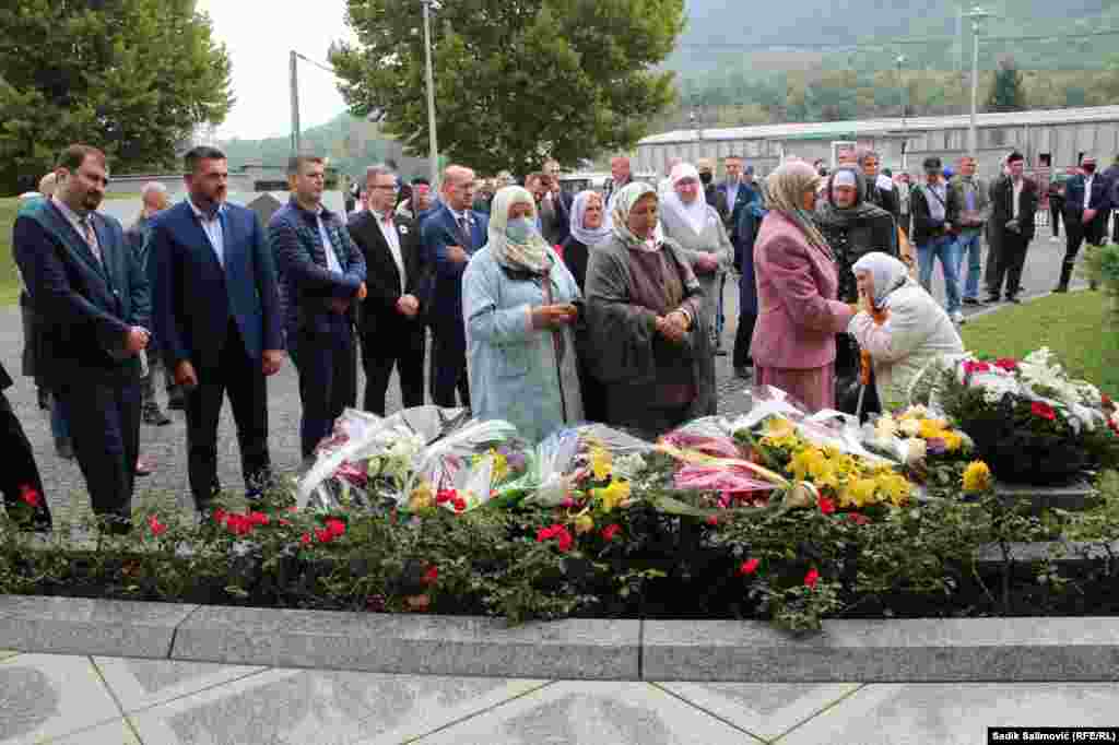 Obilježavanju 18-te godišnjice otvaranja Memorijalnog centra Potočari prisustovale su predstavnice Udruženja majke Srebrenice i Žepe, predstavnici opštine i institucija oba bosanskohercegovačka entiteta.