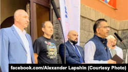 Аляксандар Лапшын (у чорнай футболцы) побач з Аляксандрам Канюком (у сінім строі) і пасламі Італіі і Індыі ў Армэніі