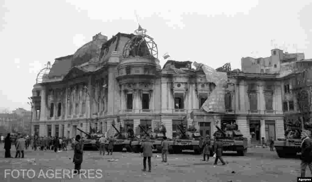 București, 26 decembrie 1989. Clădirea Bibliotecii Centrale Universitare afectată de incendiul provocat de numiții &bdquo;teroriști&rdquo;.&nbsp;