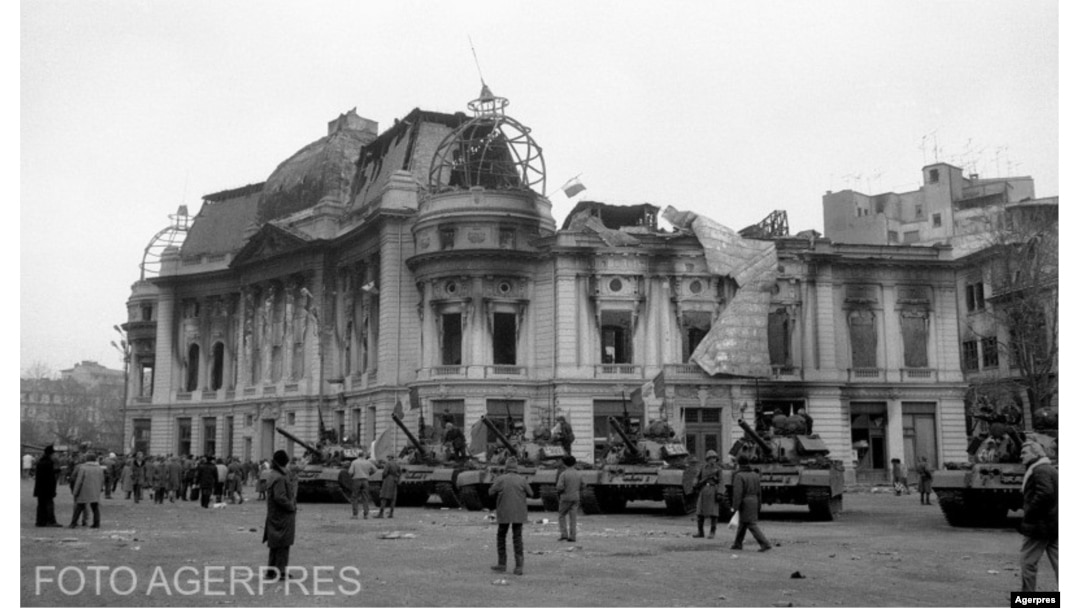 Clădirea Bibliotecii Centrale Universitare din București incendiată de „terorişti” cu câteva zile înainte, decembrie 1989.