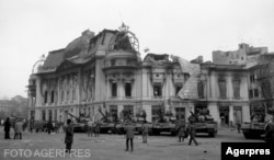 Clădirea Bibliotecii Centrale Universitare din București incendiată de „terorişti” cu câteva zile înainte, decembrie 1989.