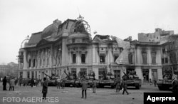 Clădirea Bibliotecii Centrale Universitare după incendiul provocat de „teroriști” în timpul Revoluției. Fotografie făcută pe 26 decembrie 1989.