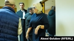 Natalia Politov-Cangaș intră în sala de judecată, unde va depune mărturii în dosarul lui Vladimir Plahotniuc.