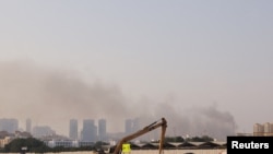 Дым над Шарджей (ОАЭ) после ударов, фото 1 марта