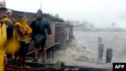 Жители филиппинского города Легаспи наблюдают за приближением тайфуна. 8 ноября 2013 года.