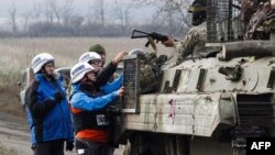 Набљудувачи на ОБСЕ го мониторираат повлекувањето на украинските сили во областа Доњецк. 9.11.2019. 