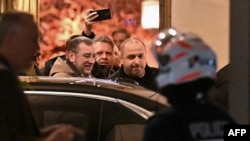 Șeful negociatorilor ucraineni, Rustem Umerov (dr.) urmărit de reporteri la cea mai recentă rundă de negocieri cu participarea Rusiei și SUA, pe 17 februarie, la Geneva.