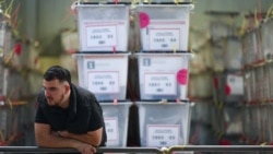 Një punonjës i Komisionit Qendror të Zgjedhjeve pranë kutive me fletëvotimeve në një qendër numërimi në Prishtinë, më 24 janar 2026.
