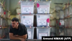 Një punonjës i Komisionit Qendror të Zgjedhjeve pranë kutive me fletëvotimeve në një qendër numërimi në Prishtinë, më 24 janar 2026.
