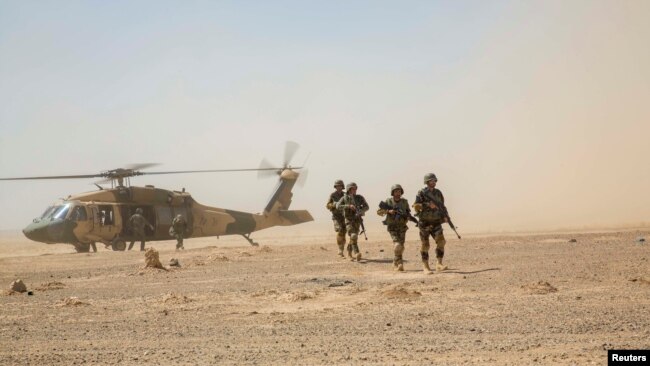 Trupat e Korpusit 215 të Ushtrisë Kombëtare të Afganistanit zbarkojnë me një helikopter Black Hawk të Forcave Ajrore Afgane, gjatë një rifurnizimi të trupave në kampin Shorabak në provincën Helmand. 28 korrik 2018.