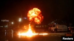 Një koktej molotovi shpërthen pranë një veture të policisë në Tiranë të Shqipërisë. 20 shkurt 2026. 