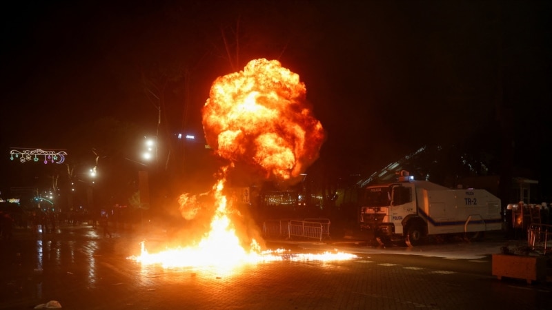 Përplasje mes demonstruesve dhe policisë gjatë protestës antiqeveritare në Shqipëri