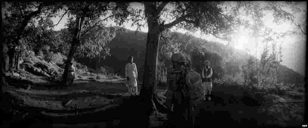 Операция сил НАТО "Лавина", Афганистан. Первая премия в категории "Главные новости" (серия фотографий). Фотограф Балаз Гарди, Венгрия