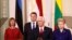 Zëvendëspresidenti amerikan Mike Pence gjatë konferecës së përbashkët për media me presidenten e Estonisë Kersti Kaljulaid, atë të Lituanisë, Dalia Grybauskaite dhe presindetin e Letonisë,  Raimonds Vejonis 