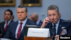 Міністр оборони США Піт Геґсет (ліворуч) і голова Об’єднаного комітету начальників штабів генерал Ден Кейн на слуханнях із питань оборони підкомітету з питань асигнувань Палати представників на Капітолійському пагорбі у Вашингтоні 12 травня