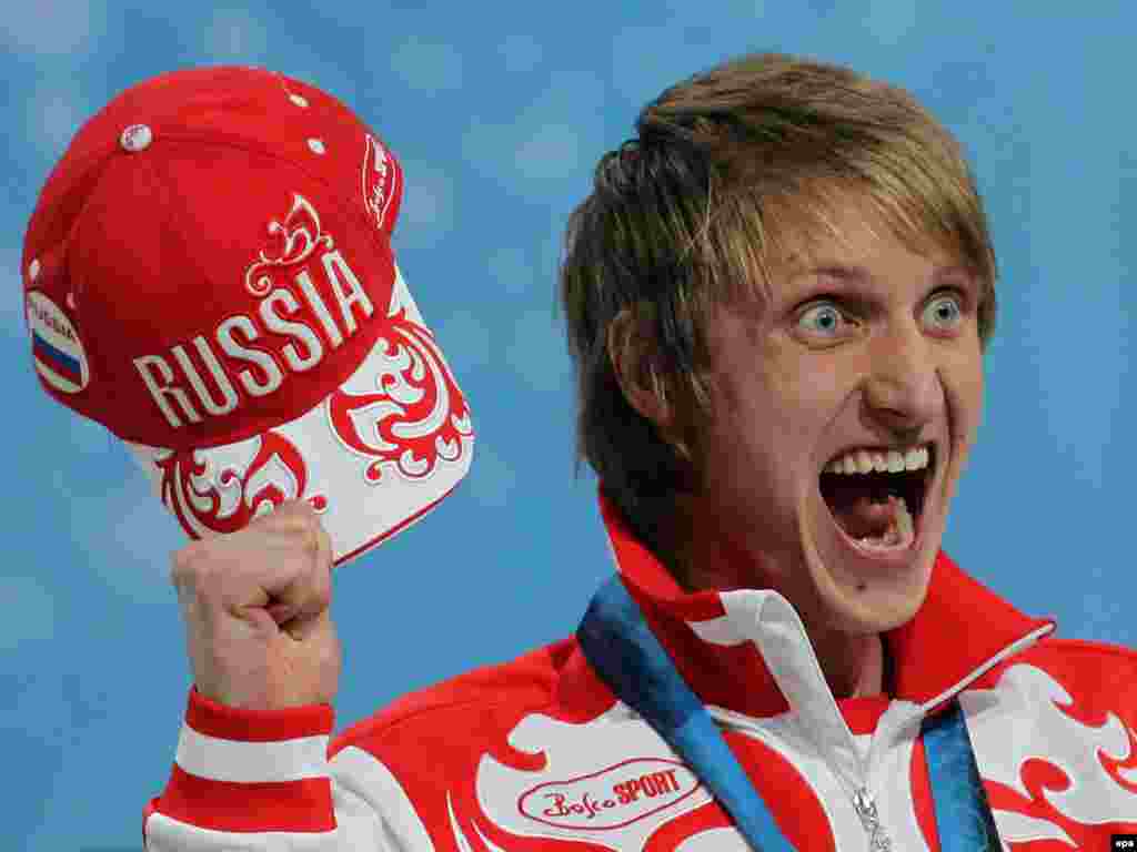 Ivan Skobrev iz Rusije slavi svoju srebrnu medalju u Vankuveru 2010. Ruski tim je te godine osvojio samo 14 od očekivanih 50 medalja, ali su zato briljirali u proslavama i opijanju.