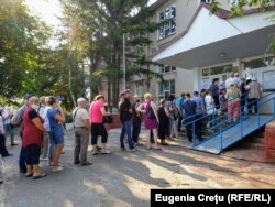 Varnița: De la prima oră s-au format cozi la cele patru secții de votare deschise pentru cetățenii din stânga Nistrului în satul Varnița.