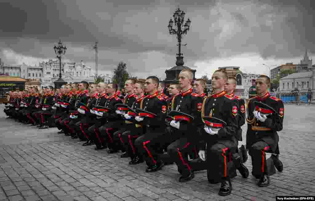 Cadeții ruși participă la ceremonia solemnă de inițiere a bobocilor din Școala Militară de Muzică din Moscova, în fața Catedralei Hristos Mântuitorul.