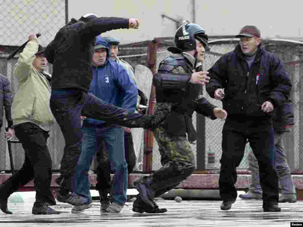 Antigovernment protestors attack a policeman near the presidential palace.