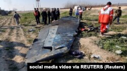 Архива: Остатоци од урнатиот украински авион во Техеран. 