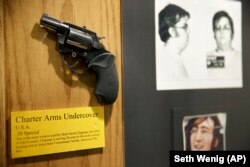 اسلحه‌ای که لنون با آن کشته شد در کنار تصویری از قاتلش