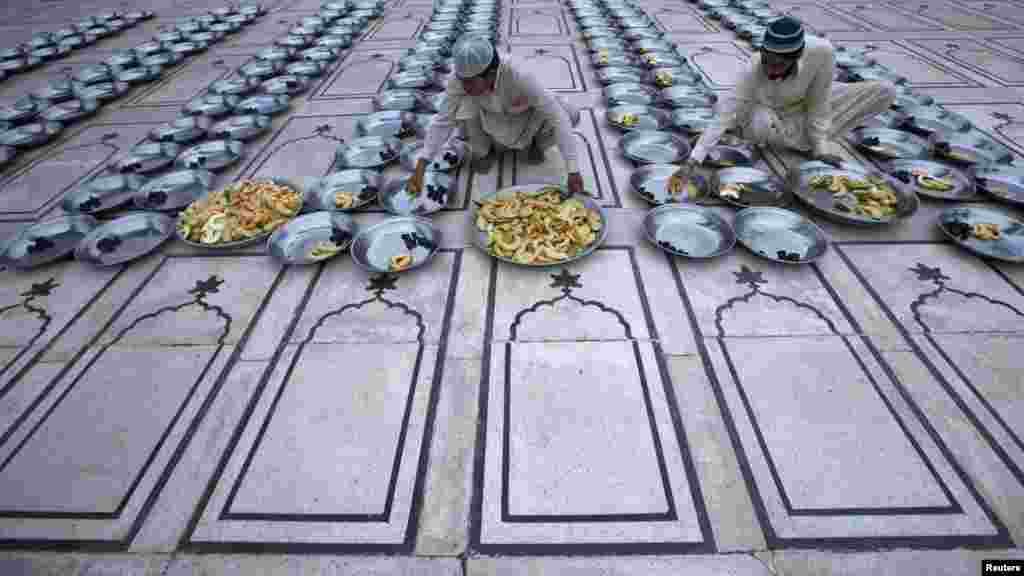 Men prepare for Iftar, the evening meal for breaking fast, during the holy month of Ramadan at the Memon mosque in Karachi, Pakistan, on August 3. (REUTERS/Athar Hussain)