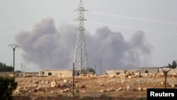 Дым в сирийской провинции Идлиб, где одновременно удары наносились, по всей вероятности, разными силами. 2 октября 2015 года.