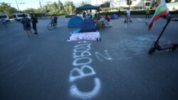 Сутринта протестиращите разпънаха палатки и пред Софийския университет
