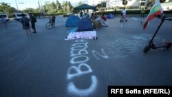 Сутринта протестиращите разпънаха палатки и пред Софийския университет