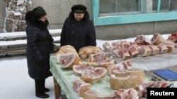 Женщины у прилавков со свининой в Красноярске. 12 января 2016 года.