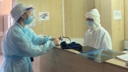 Врачи в Актобе, одном из городов, где отмечен резкий рост заболеваемости пневмонией.