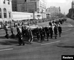Труну Кеннеді несуть під час його похоронної процесії від Білого дому до Капітолію у Вашингтоні. США, 24 листопада 1963 року