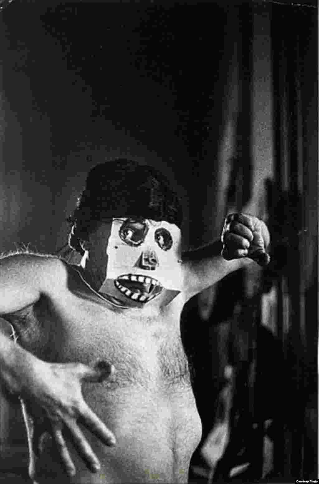 © David Douglas Duncan, Picasso with a mask. La Californie, 1957