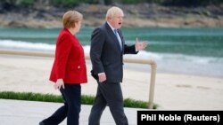германската канцеларка Ангела Меркел и британскиот премиер Борис Џонсон на самитот на лидерите на Г7 во Корнвол на југот на Англија