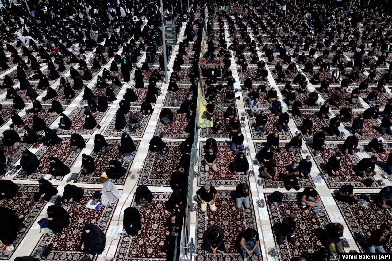 Men pray on the right and women on the left at the St. Abdulazim shrine in Shahr-e Ray.