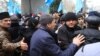 Ахтем Чийгоз сдерживает натиск людей на митинге 26 февраля 2014 года, Симферополь