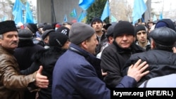 В центре – Ахтем Чийгоз, замглавы Меджлиса крымскотатарского народа, сдерживает натиск людей на митинге 26 февраля 2014 года в Симферополе