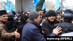 2014 елның 26 февралендә Кырым Радасы каршында халык белән бергә булган Мәҗлес рәисе урынбасары Әхтәм Чийгөз кулга алынды