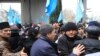 Ахтем Чийгоз сдерживает натиск людей на митинге в Симферополе 26 февраля 2014 года 