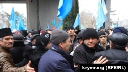 В центре Ахтем Чийгоз - замглавы Меджлиса крымскотатарского народа сдерживает натиск людей на митинге 26 февраля 2014 года