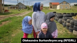 Дети арестованных крымскотатарских активистов возле незаконченной детской площадки