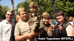 Семья с георгиевскими ленточками на груди празднует День Победы. Алматы, 9 мая 2014 года