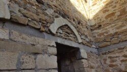 Укрепляющий стены мечети бетонный пояс и следы реставрации в виде современного цемента